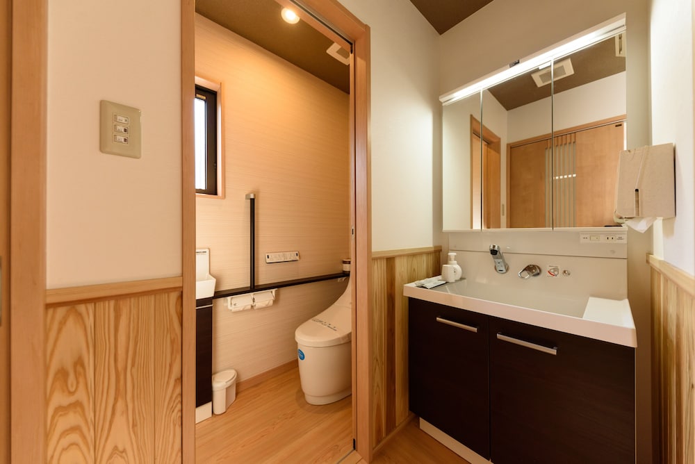 温泉岩風呂付き離れ: 6畳＋4.5畳和洋室 [ひまわり・鈴蘭] 禁煙 バスルーム0 | 古都の花心