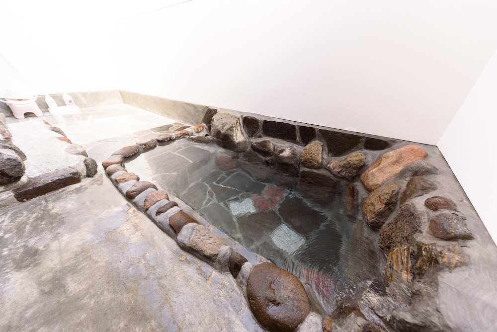 温泉岩風呂付き離れ: 6畳＋4.5畳和洋室 [ひまわり・鈴蘭] 禁煙 バスルーム1 | 古都の花心