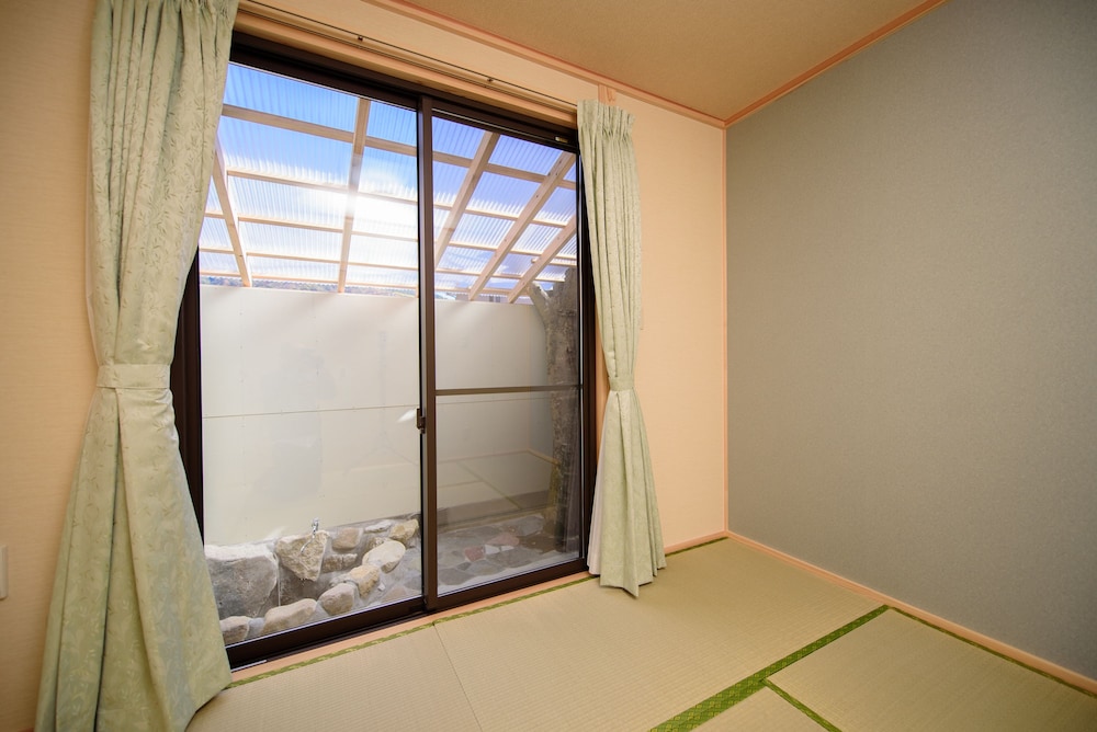 温泉岩風呂付き離れ: 6畳＋4.5畳和洋室 [ひまわり・鈴蘭] 禁煙 客室3 | 古都の花心