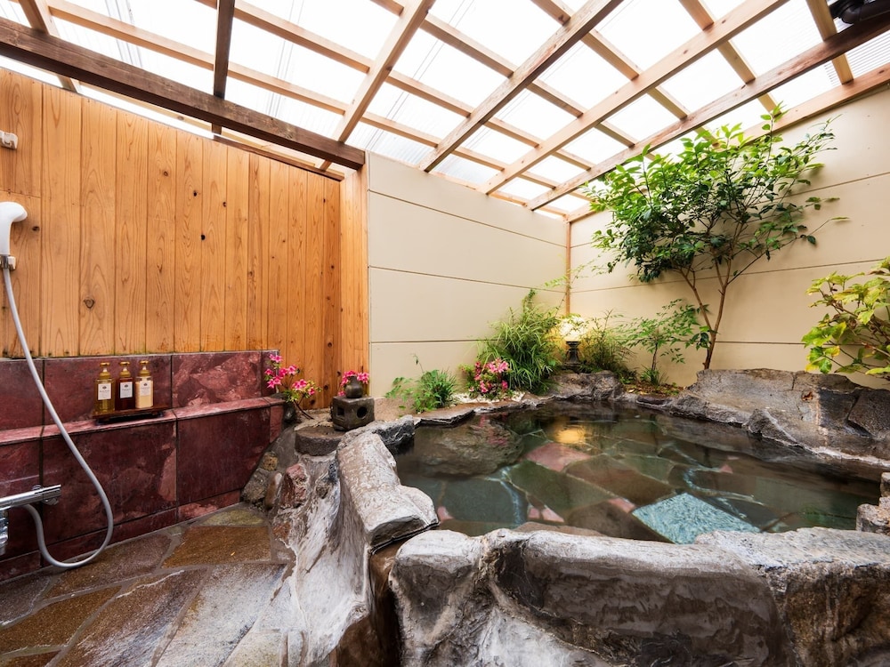 温泉岩風呂付き離れ: 和室二間以上[さくら荘]国産和牛陶板焼き (部屋食) 禁煙 客室1 | 古都の花心