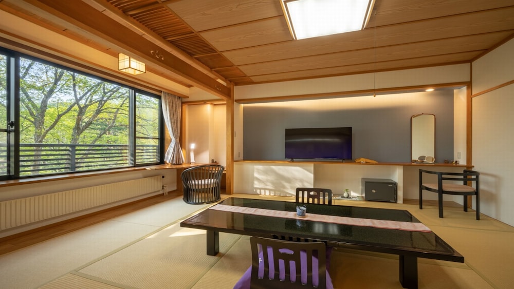 [シックモダン] ツイン＋和室8畳 禁煙 リビング エリア1 | 季の里