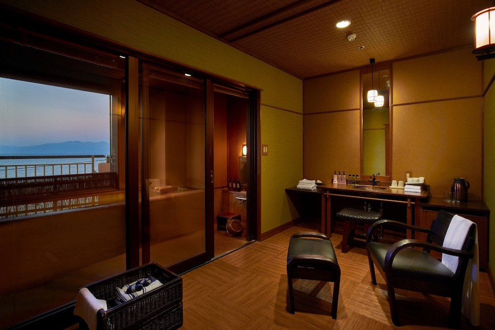 半露天風呂付和室6畳　(トイレ付バス付)(2018年4月1日より禁煙) 深めの浴槽0 | こらんの湯 錦江楼