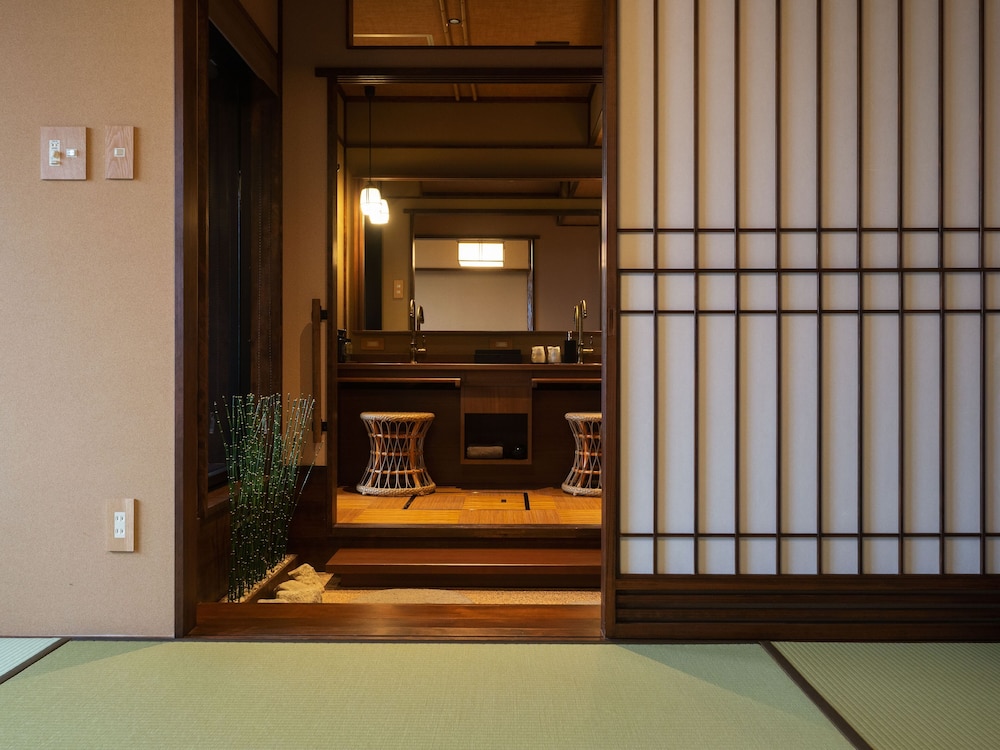 半露天風呂, 坪庭付和室6畳 客室2 | こらんの湯 錦江楼