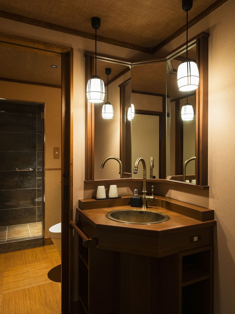 シャワーブース付和室8畳 客室2 | こらんの湯 錦江楼