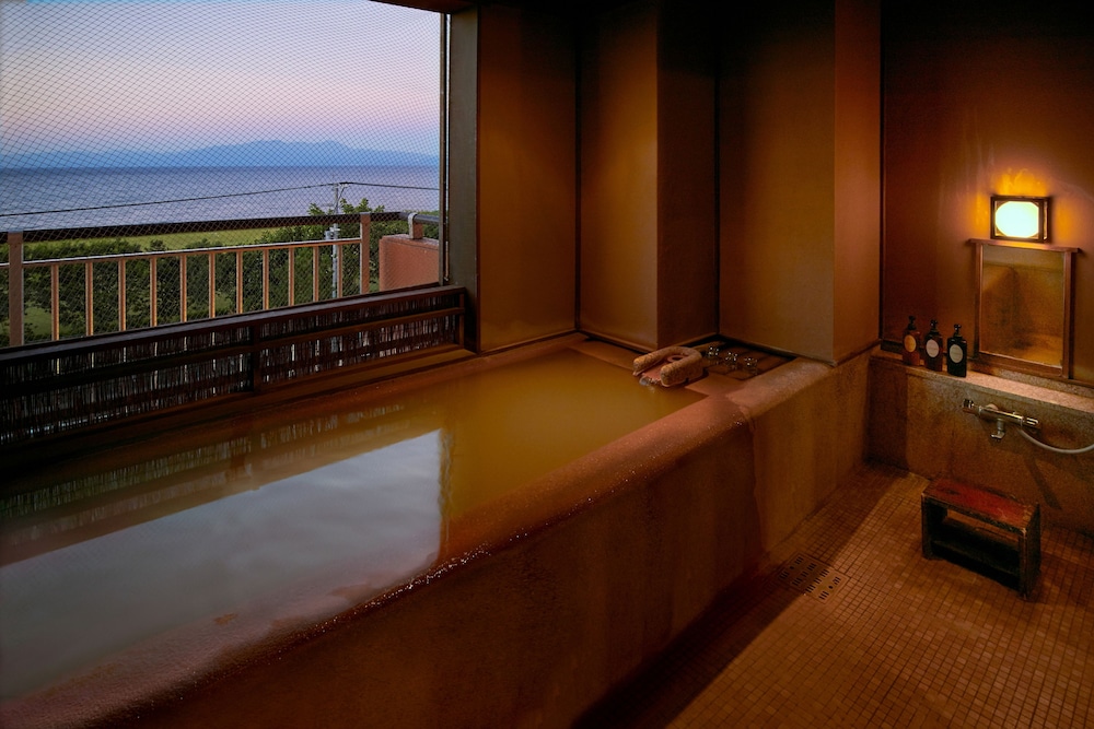 半露天風呂付和室6畳　(トイレ付バス付)(2018年4月1日より禁煙) 部屋からの景観0 | こらんの湯 錦江楼