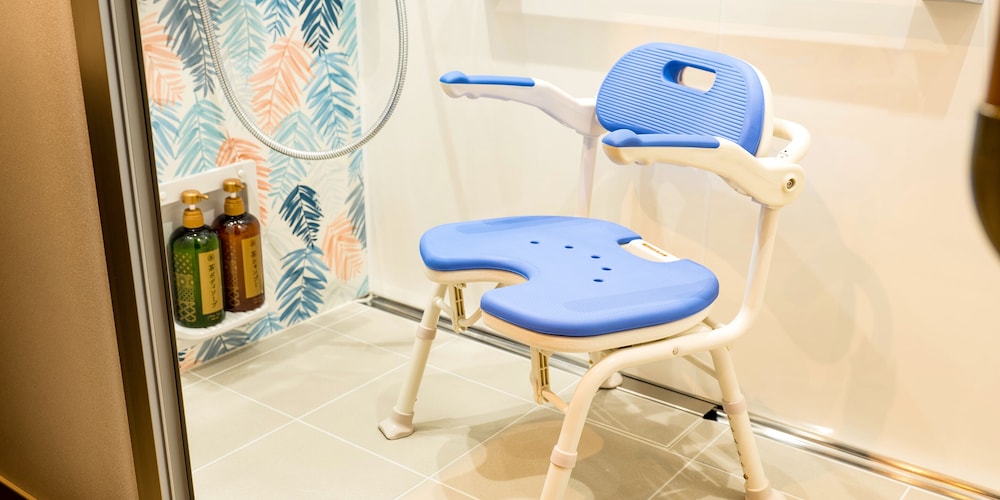 禁煙 リニューアル 1~3名用和洋室 (2階・シャワー・トイレ付) シャワー用ポータブルチェア0 | いせえび荘