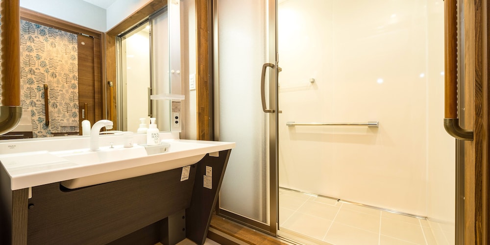 禁煙 リニューアル 1~3名用和洋室 (2階・シャワー・トイレ付) バスルーム0 | いせえび荘