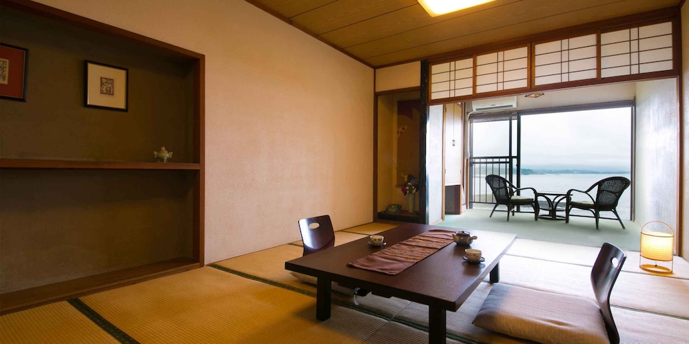 禁煙 少し広めの海側和室12畳 (1階・ユニットバス付) | いせえび荘
