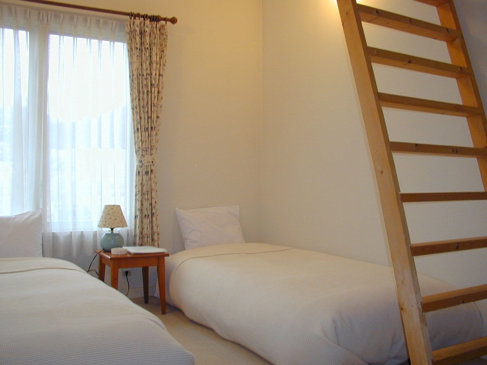 ツインルーム ロフト付き 専用バスルーム 客室1 | ブルーイングリーン