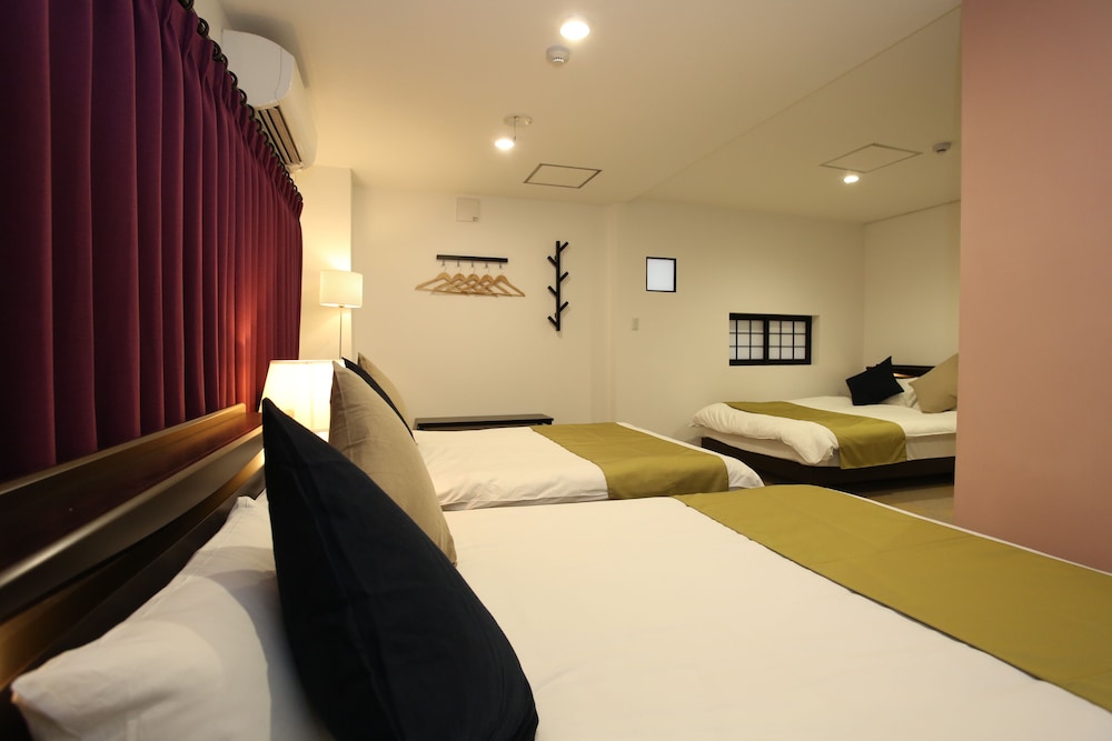 デラックス トリプルルーム (ダブルベッド3台) 客室2 | ロジーホテルなんば