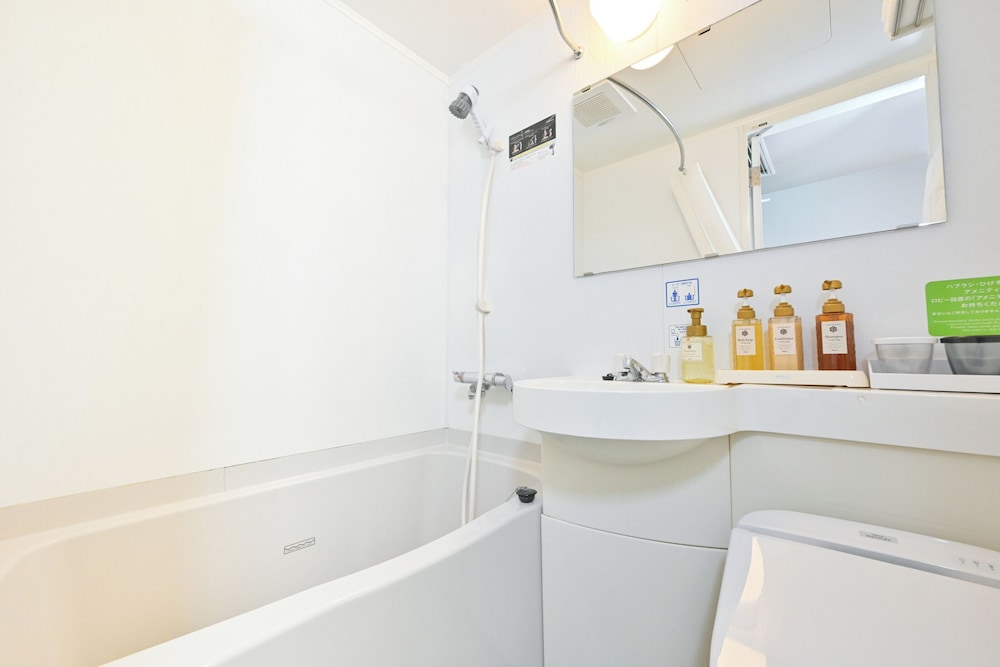 スタンダードルーム（大人2名用）ダブルベッド1台　喫煙可 バスルーム1 | 三交イン四日市駅前