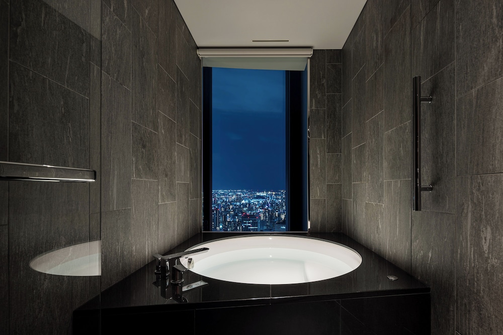 ジュニア スイート コーナー バスルーム1 | コンラッド大阪