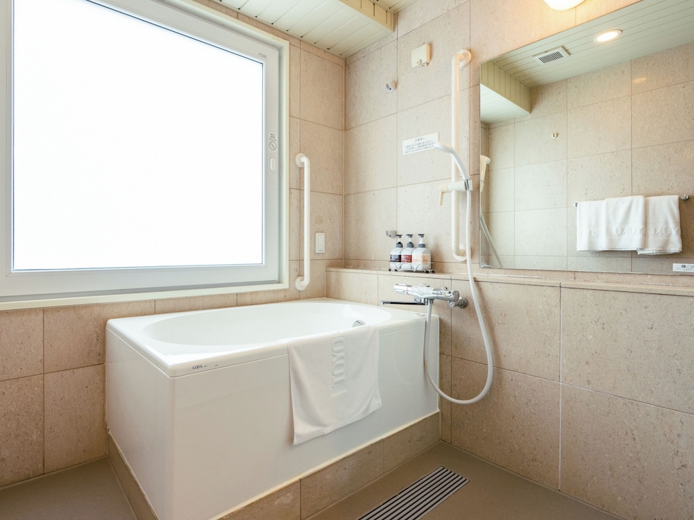 スタンダード トリプルルーム 禁煙 バスルーム1 | 東横INN 中部国際空港 1