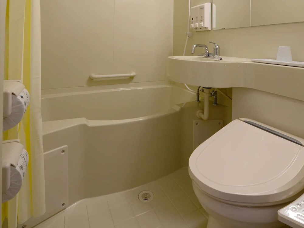 エコノミー ダブルルーム 喫煙可 バスルーム0 | 東横INN 中部国際空港 1