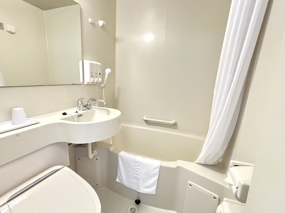 エコノミー ダブルルーム 禁煙 バスルーム1 | 東横 INN 新八代駅前