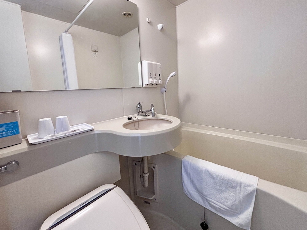 エコノミー ダブルルーム 喫煙可 バスルーム2 | 東横INN鹿児島天文館 1