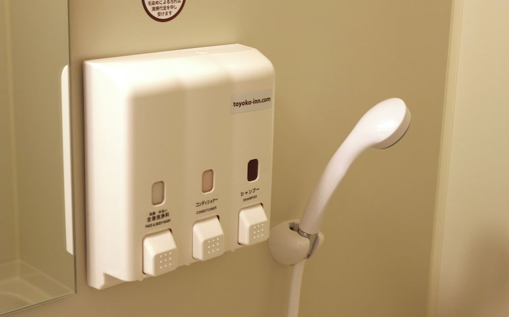 エコノミー ダブルルーム 喫煙可 バスルームのシャワー0 | 東横INN新宿歌舞伎町