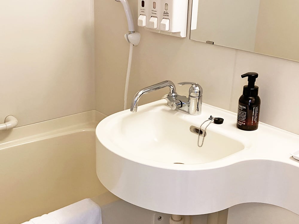 エコノミー ダブルルーム 喫煙可 バスルーム0 | 東横 INN 富山駅新幹線口 1