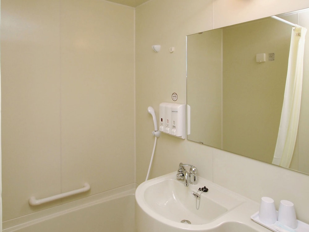 エコノミー ダブルルーム 喫煙可 バスルーム0 | 東横INN大和駅前