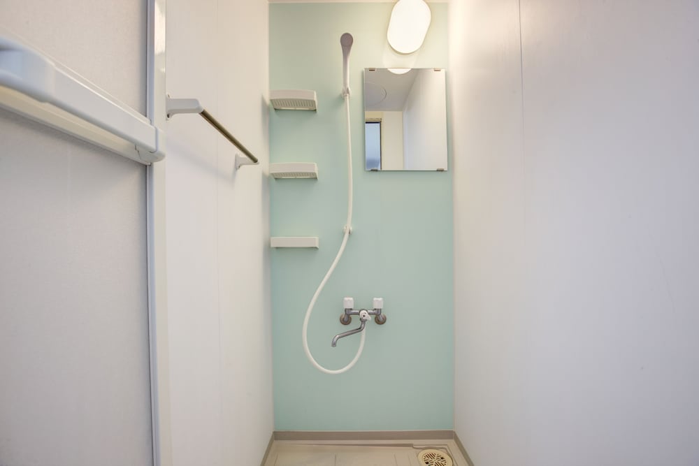 ダブルルーム バスルームのシャワー0 | テラスリゾート 宜野湾