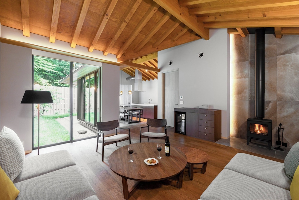 [2024年Newオープン] プライベート木立温泉&専用庭苑付き 一棟貸しスイートヴィラ 禁煙 [いぶき] (2ベッド) | 箱根リトリート villa 1/f