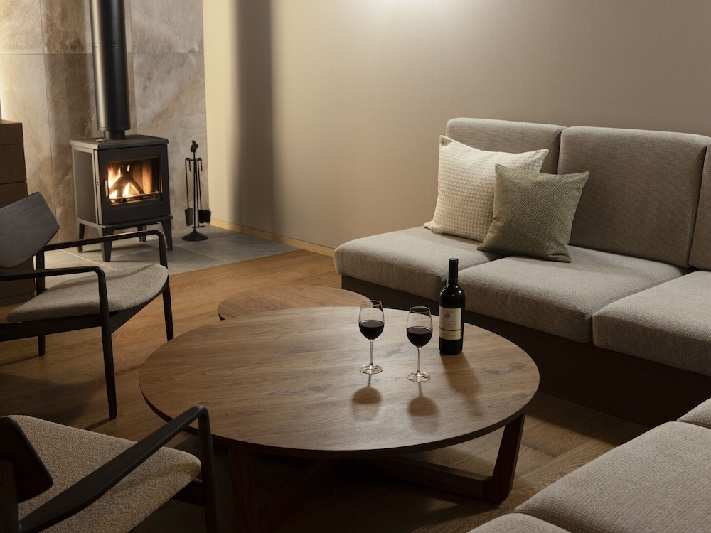 [2024年Newオープン] プライベート木立温泉&専用庭苑付き 一棟貸しスイートヴィラ 禁煙 [いぶき] (2ベッド) 客室1 | 箱根リトリート villa 1/f