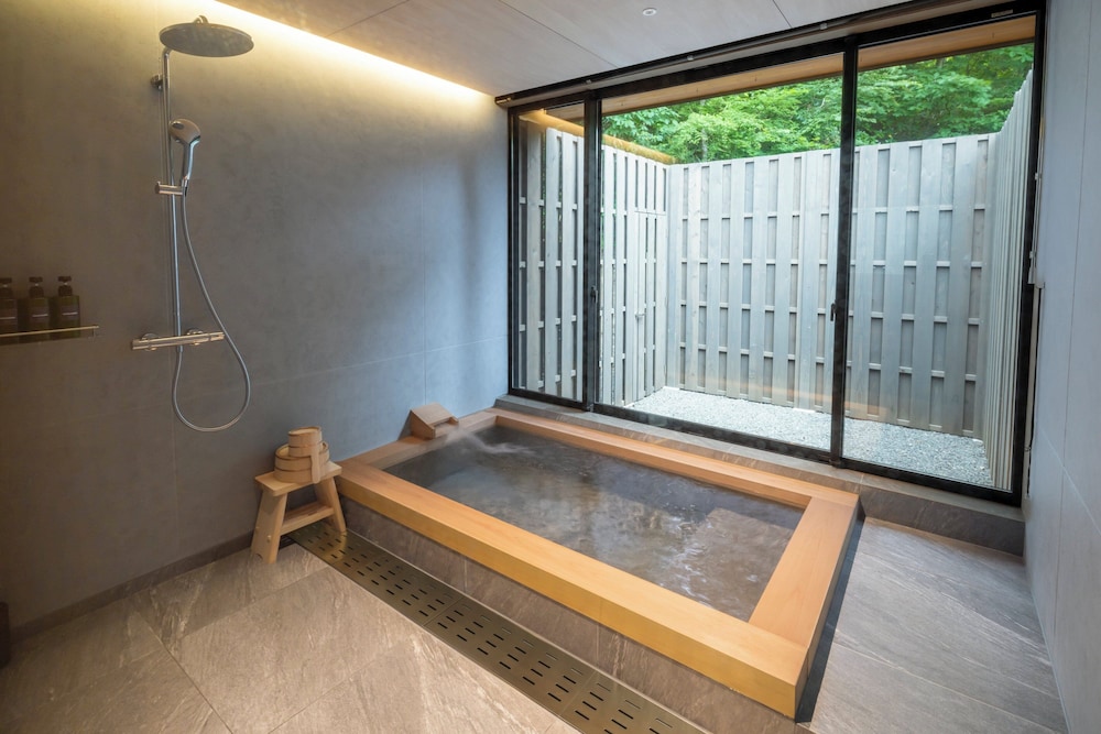 [2024年Newオープン] プライベート木立温泉&専用庭苑付き 一棟貸しスイートヴィラ 禁煙 [いぶき] (2ベッド) 客室7 | 箱根リトリート villa 1/f