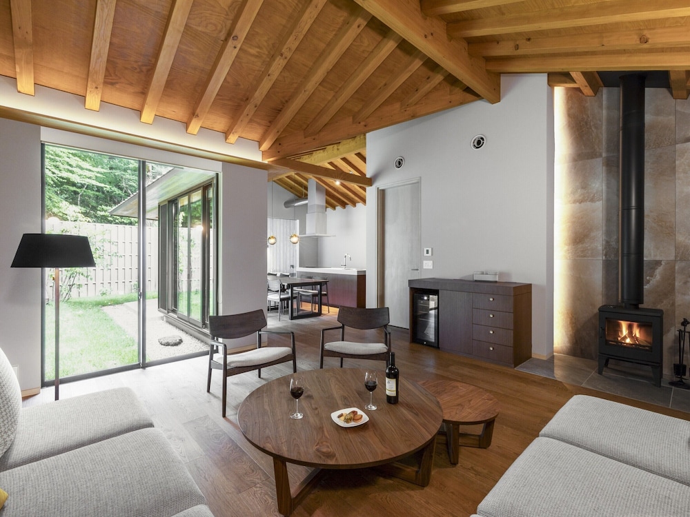 [2024年Newオープン] プライベート木立温泉&専用庭苑付き 一棟貸しスイートヴィラ 禁煙 [いぶき] (2ベッド) | 箱根リトリート villa 1/f