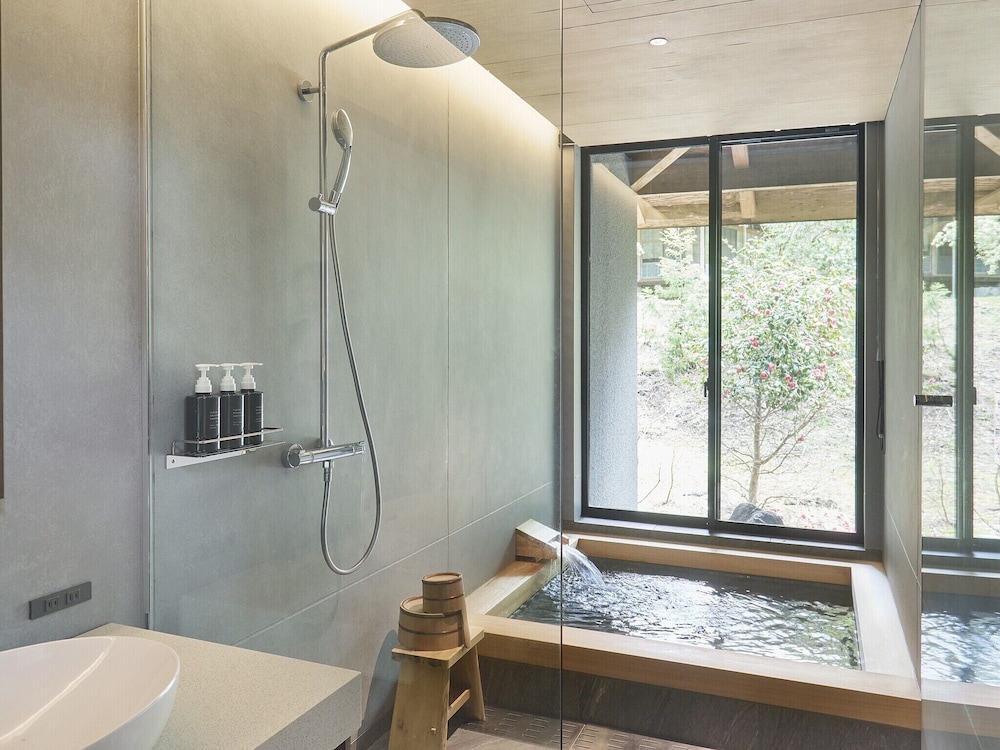 [2024年Newオープン] プライベート温泉付き 一棟貸しスイートヴィラ 禁煙 [いぶき] (3ベッド) バスルーム2 | 箱根リトリート villa 1/f