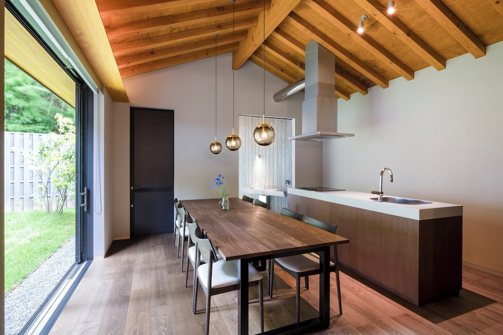 [2024年Newオープン] プライベート木立温泉&専用庭苑付き 一棟貸しスイートヴィラ 禁煙 [いぶき] (2ベッド) 客室5 | 箱根リトリート villa 1/f