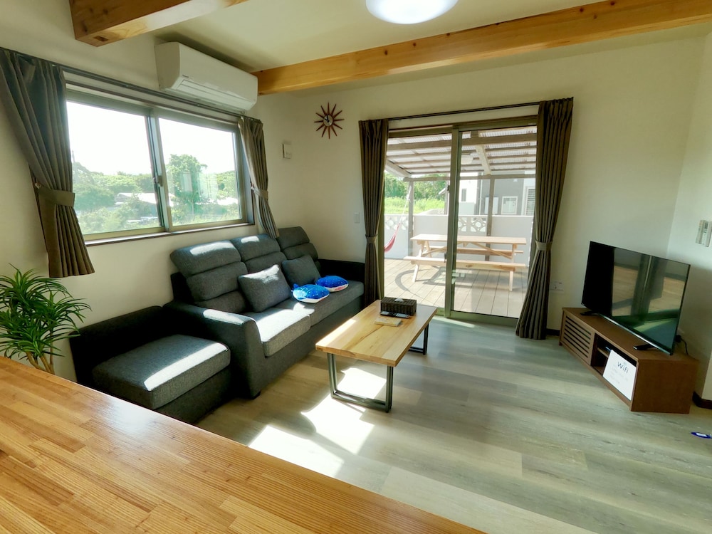 [隠れ家] 3号店のレギュラータイプ (ダブルベッド2台<3名以降はお布団配置>) 客室1 | 美ら海ビレッジ