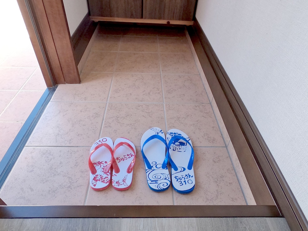 [隠れ家] 3号店のカップルタイプ (セミダブルベッド2台) 客室2 | 美ら海ビレッジ