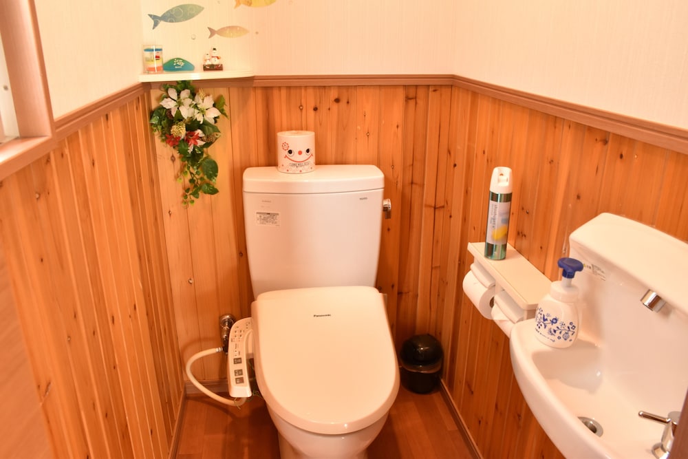 1号店のレギュラータイプ (ダブルベッド2台/3名以降はお布団配置) 客室2 | 美ら海ビレッジ