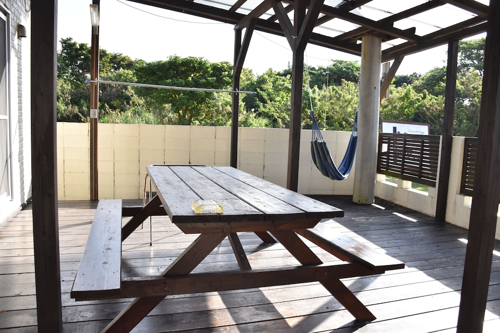 1号店のエクストラウッドデッキタイプ (ダブルベッド2台/3名以降はお布団配置) テラス / パティオ0 | 美ら海ビレッジ