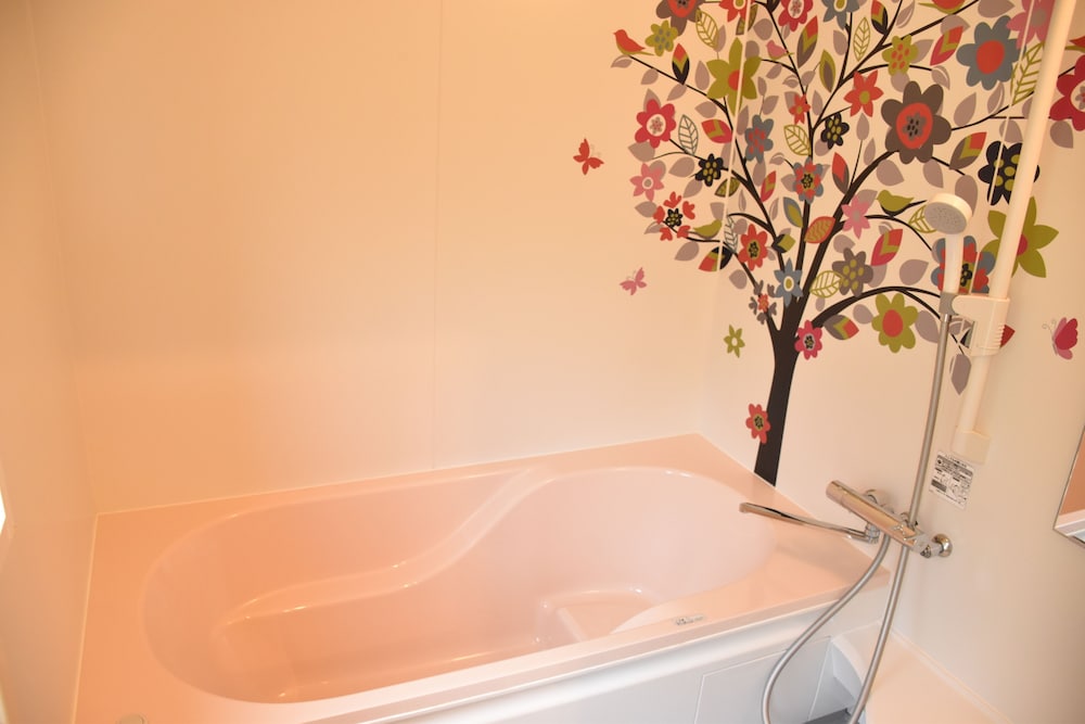 2号店のレギュラータイプ (ダブルベッド2台 <3名以降はお布団配置>) バスルーム0 | 美ら海ビレッジ