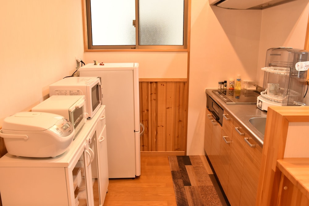 2号店のレギュラータイプ (ダブルベッド2台 <3名以降はお布団配置>) 専用キッチン3 | 美ら海ビレッジ