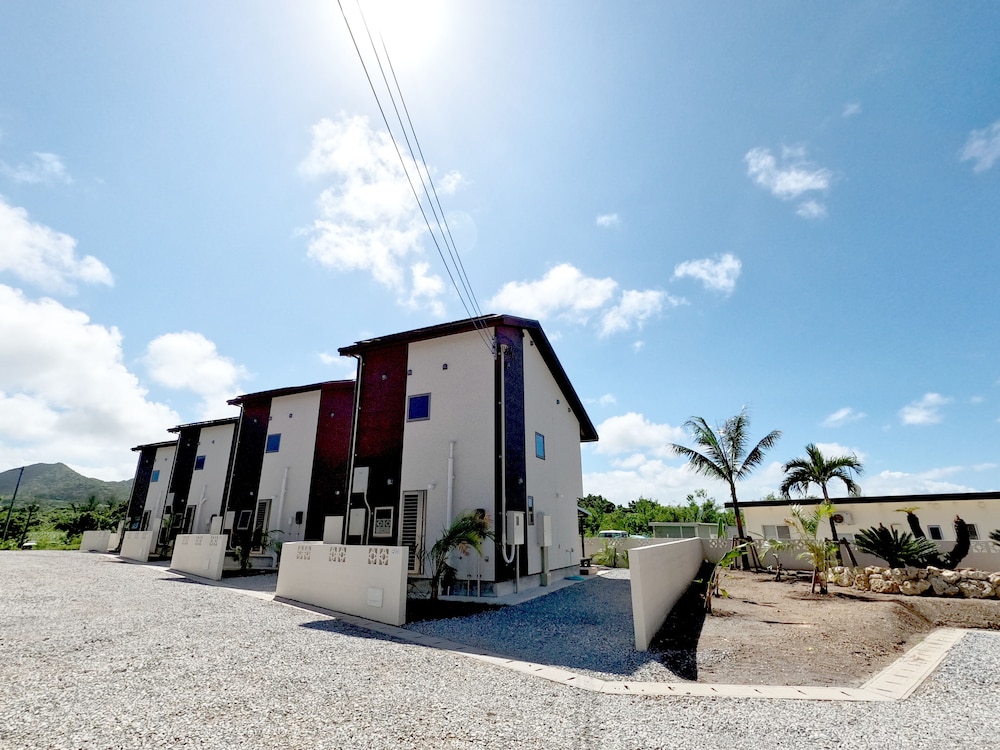 [隠れ家] 3号店のレギュラータイプ (ダブルベッド2台<3名以降はお布団配置>) | 美ら海ビレッジ