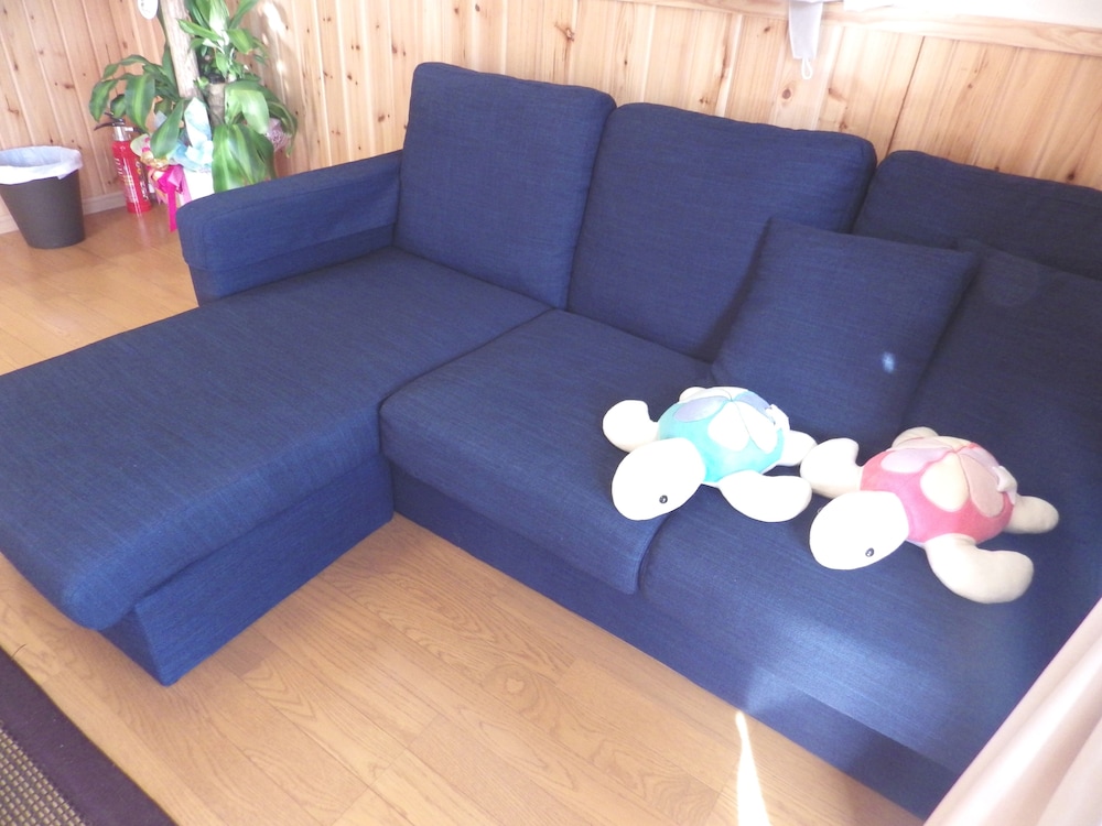 2号店のレギュラータイプ (ダブルベッド2台 <3名以降はお布団配置>) リビングルーム0 | 美ら海ビレッジ