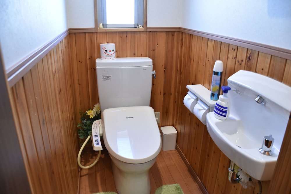 1号店のエクストラタイプ (ダブルベッド2台/3名以降はお布団配置) 客室3 | 美ら海ビレッジ