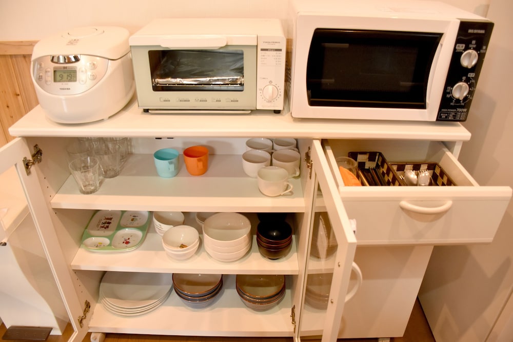 2号店のレギュラータイプ (ダブルベッド2台 <3名以降はお布団配置>) 専用キッチン1 | 美ら海ビレッジ