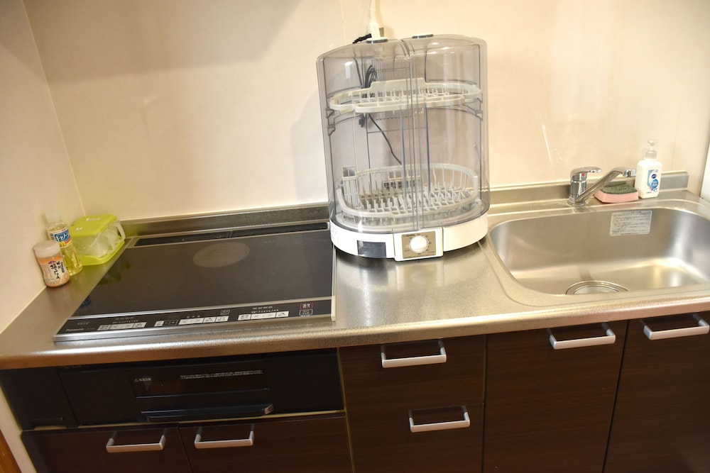 1号店のレギュラータイプ (ダブルベッド2台/3名以降はお布団配置) 共用キッチン0 | 美ら海ビレッジ