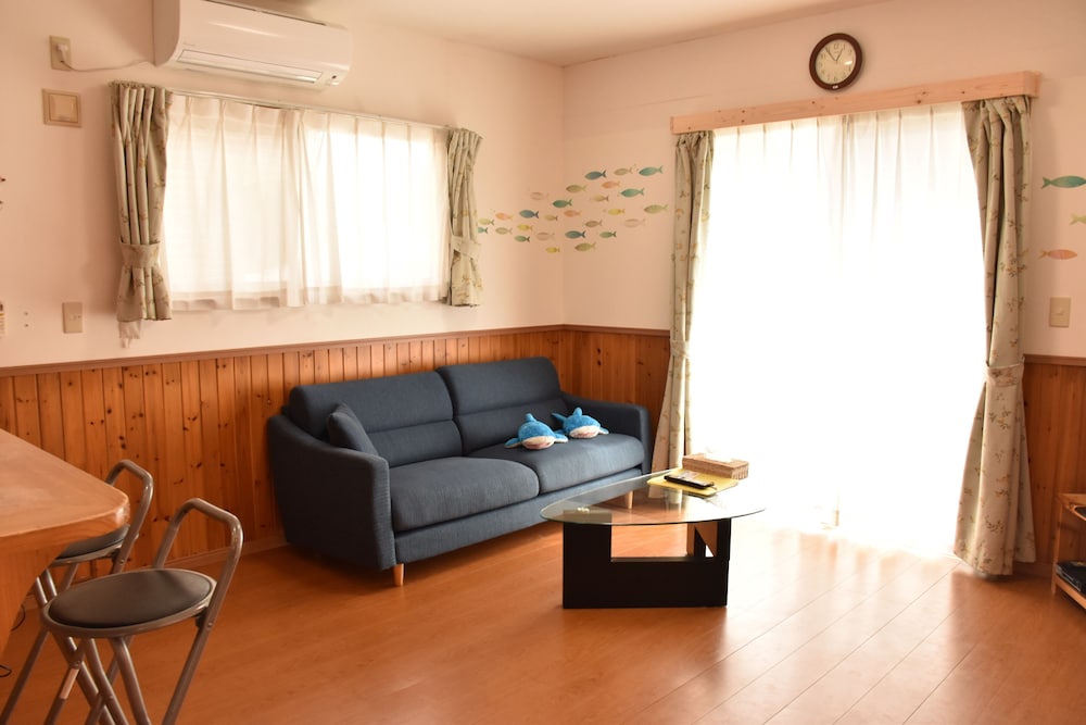 1号店のレギュラータイプ (ダブルベッド2台/3名以降はお布団配置) リビングルーム0 | 美ら海ビレッジ