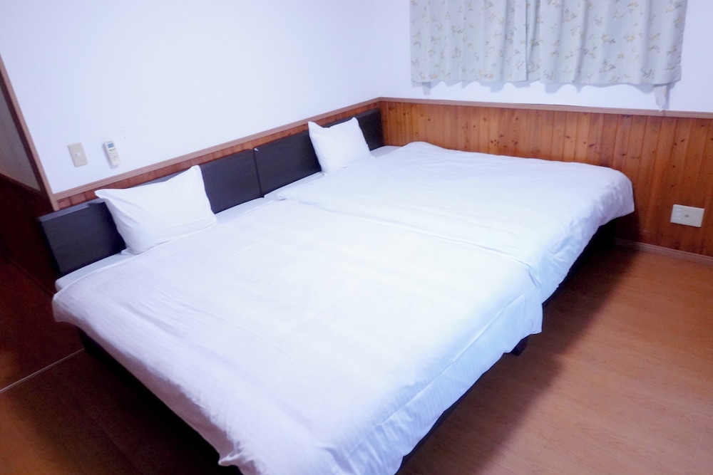 1号店のレギュラータイプ (ダブルベッド2台/3名以降はお布団配置) 客室3 | 美ら海ビレッジ