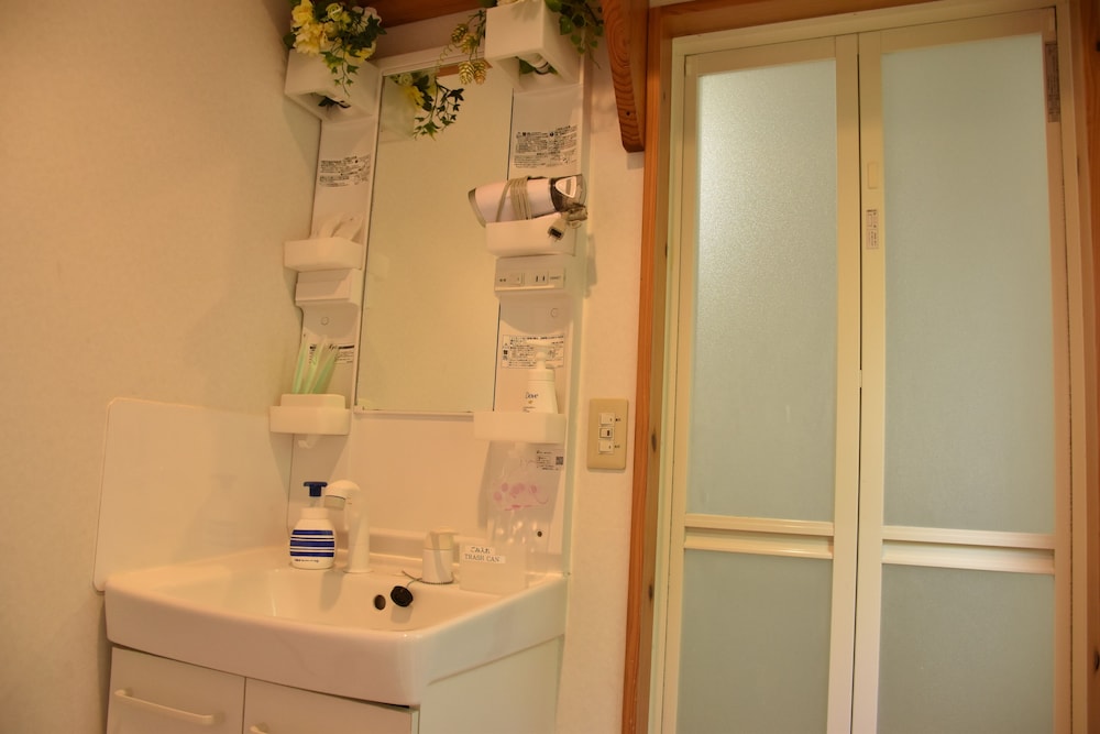 1号店のエクストラタイプ (ダブルベッド2台/3名以降はお布団配置) バスルーム1 | 美ら海ビレッジ