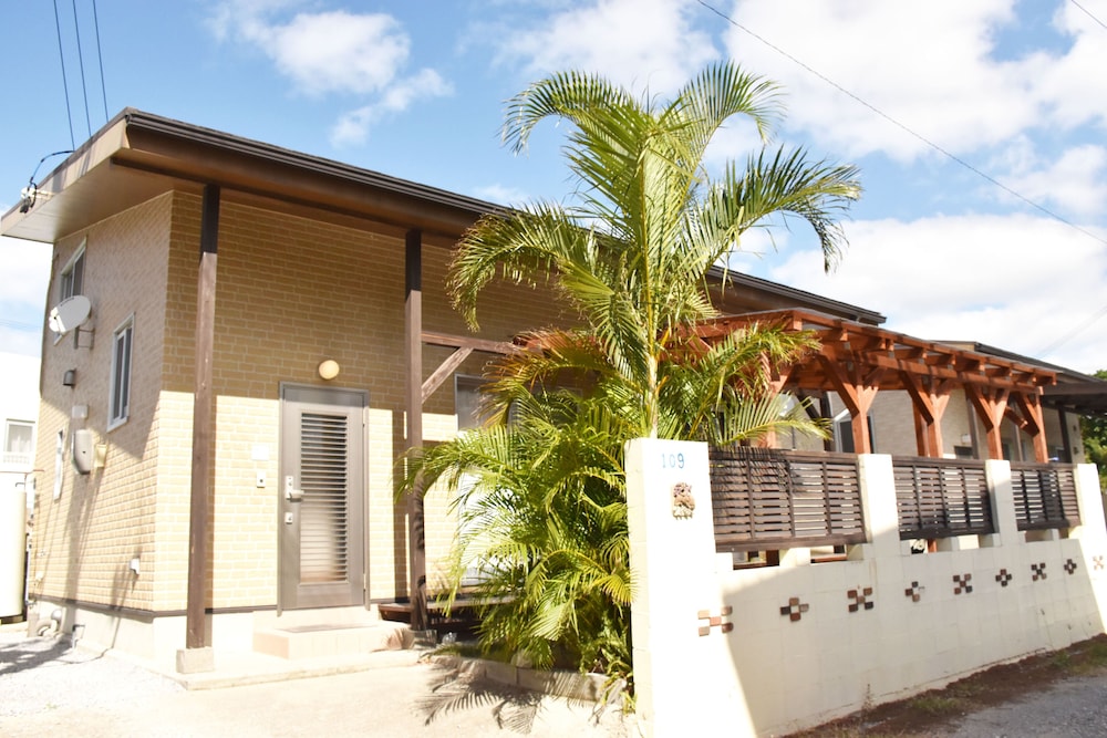 1号店のエクストラタイプ (ダブルベッド2台/3名以降はお布団配置) | 美ら海ビレッジ