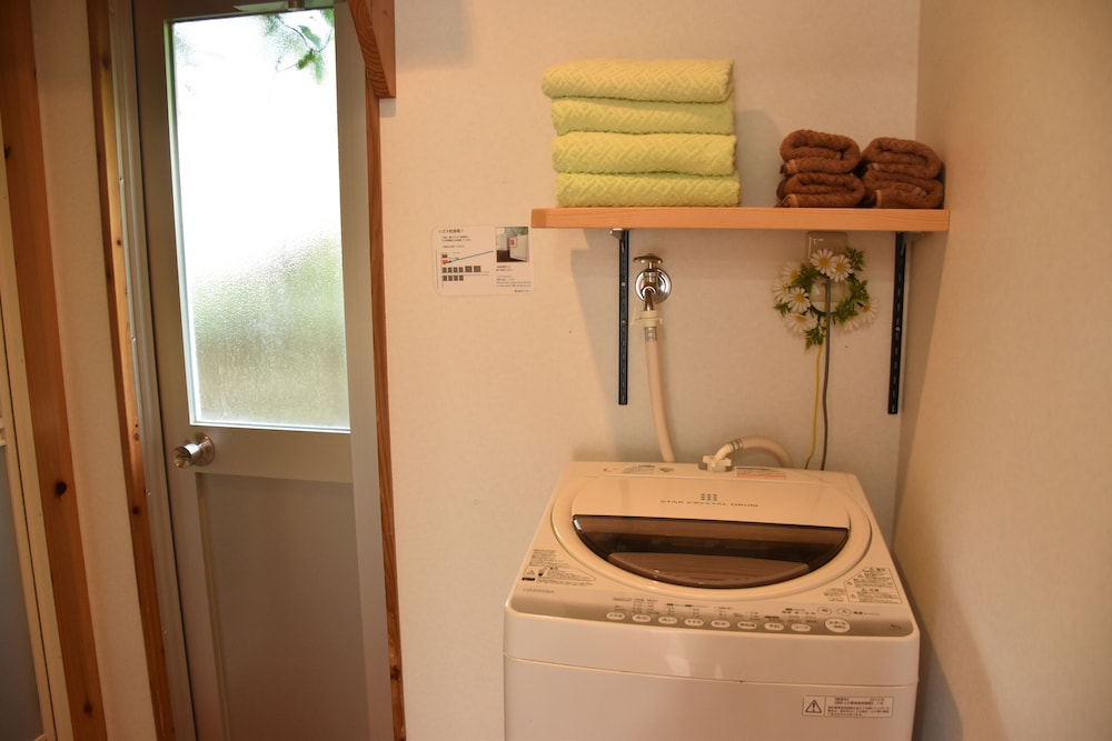 1号店のエクストラタイプ (ダブルベッド2台/3名以降はお布団配置) ランドリー0 | 美ら海ビレッジ