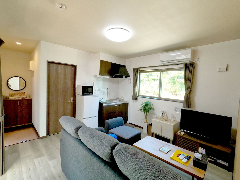 [隠れ家] 3号店のカップルタイプ (セミダブルベッド2台) | 美ら海ビレッジ