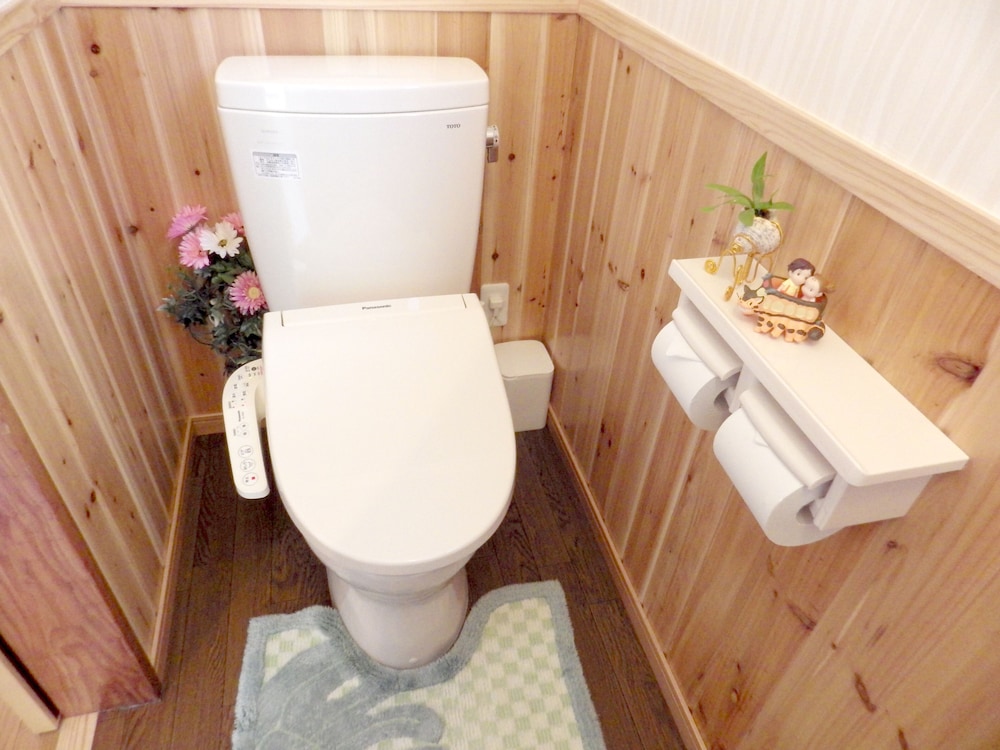 2号店のレギュラータイプ (ダブルベッド2台 <3名以降はお布団配置>) 客室3 | 美ら海ビレッジ