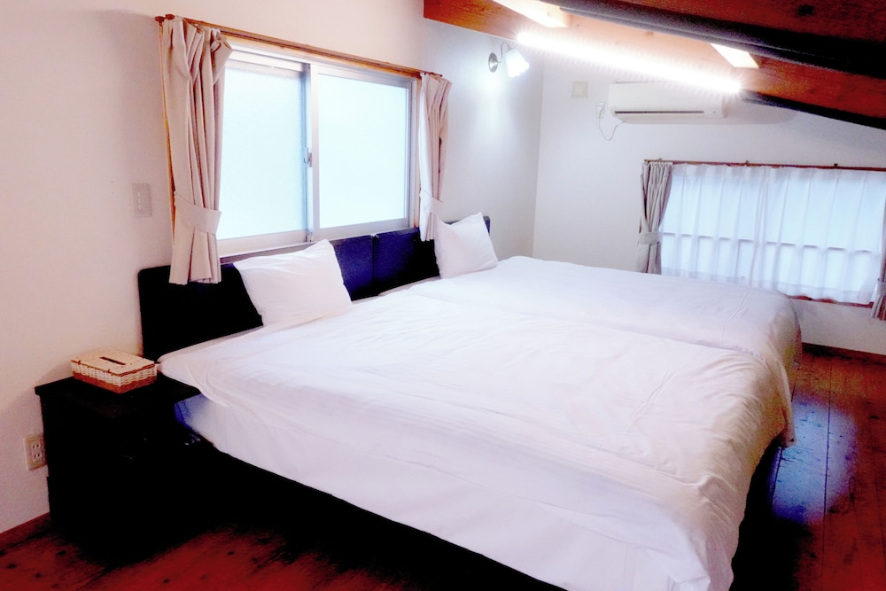 1号店のエクストラタイプ (ダブルベッド2台/3名以降はお布団配置) 客室5 | 美ら海ビレッジ