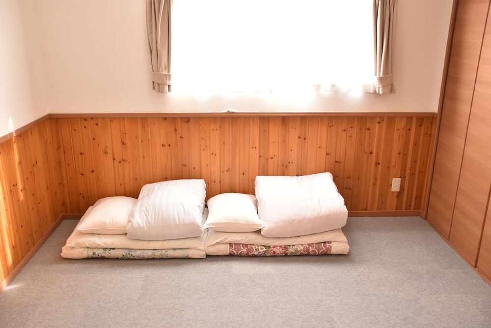 1号店のレギュラータイプ (ダブルベッド2台/3名以降はお布団配置) 客室1 | 美ら海ビレッジ